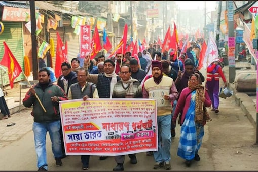 مغربی بنگال میں بھارت بند کے دوران ٹریڈ یونینوں کے ورکرس ریلی نکالتے ہوئے۔(تصویر:نیوز18)۔
