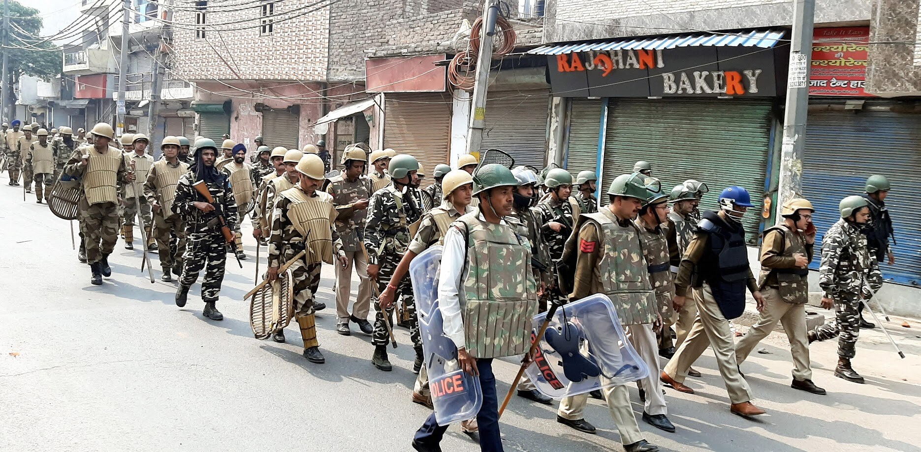 کسی بھی ناخوشگوار واقعے سے بچنے کیلئے سکیورٹی اہلکار ابھی بھی پورے علاقے میں گشت لگا رہے ہیں۔