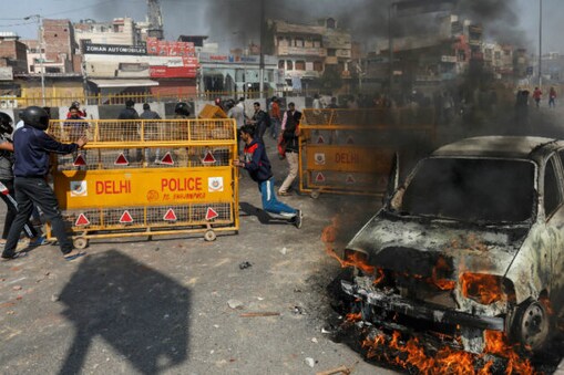 دہلی کے شمال مشرقی ضلع میں تشدد کے دوران کی ایک تصویر : فوٹو : رائٹرس ۔