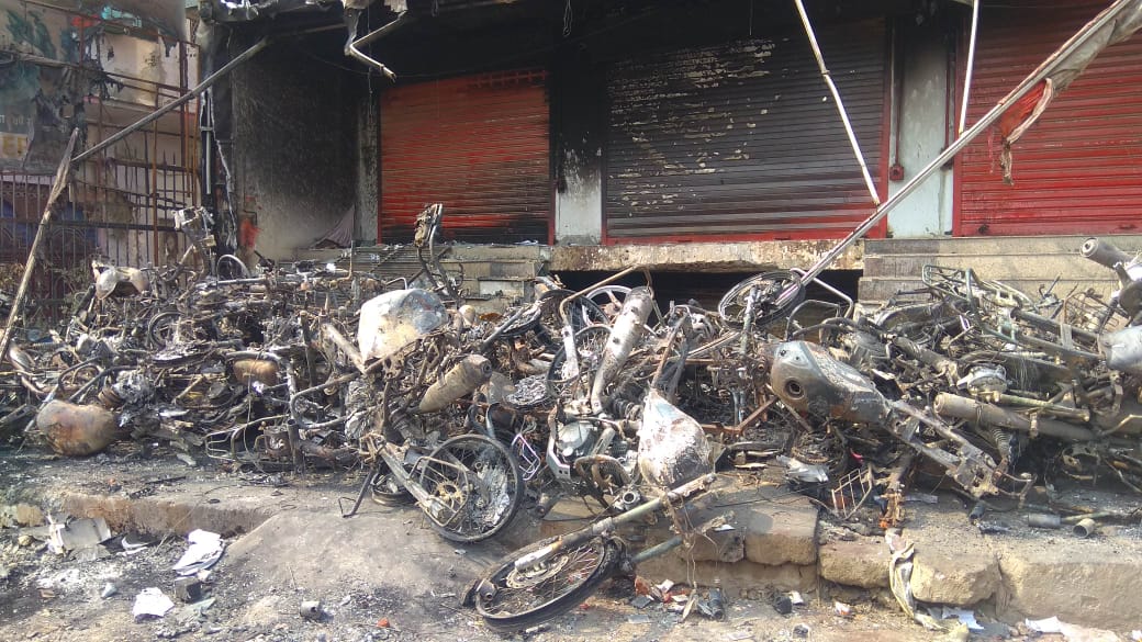 شمال مشرقی دہلی میں ہوئے فساد نے انسانیت کو شرمسار کردیا اور لوگوں کی گاڑیوں کو بے دردی سے نذرآتش کیا گیا۔