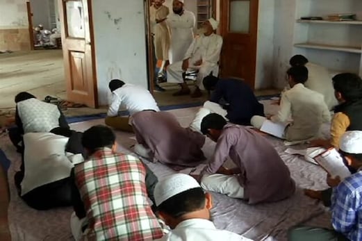 اقلیتوں کے لئےمعیاری تعلیم صرف ایک خواب، ذاتی کوششوں سے ہی تعلیمی مسائل کا حل ممکن اقلیتوں کے لئےمعیاری تعلیم صرف ایک خواب، ذاتی کوششوں سے ہی تعلیمی مسائل کا حل ممکن