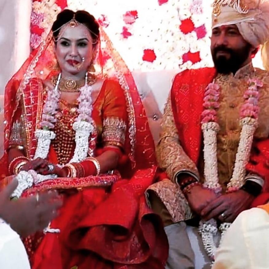 ٹی وی کی مشہور اداکارہ کامیا پنجابی نے اپنے بوائے فرینڈ شلبھ ڈانگ کے ساتھ ممبئی میں شادی کرلی ہے ۔ کامیا اپنی شادی میں سرخ جوڑے میں سنوری کافی خوبصورت نظر آرہی تھیں ۔ کامیا ٹی وی کے سپر ہٹ سیریل شکتی : استتو کے احساس کی میں پریتو کے کردار میں نظر آتی ہیں ۔ 40 سال کی کامیا نے شلبھ سے دوسری شادی کی ہے ۔ تصویر : انسٹاگرام ۔ ٹی وی کی مشہور اداکارہ کامیا پنجابی نے اپنے بوائے فرینڈ شلبھ ڈانگ کے ساتھ ممبئی میں شادی کرلی ہے ۔ کامیا اپنی شادی میں سرخ جوڑے میں سنوری کافی خوبصورت نظر آرہی تھیں ۔ کامیا ٹی وی کے سپر ہٹ سیریل شکتی : استتو کے احساس کی میں پریتو کے کردار میں نظر آتی ہیں ۔ 40 سال کی کامیا نے شلبھ سے دوسری شادی کی ہے ۔ تصویر : انسٹاگرام ۔