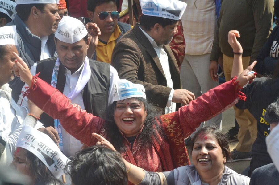  دہلی اسمبلی انتخابات کے ابتدائی رجحانات آنے کے بعد عام آدمی پارٹی (آپ) کے ہیڈ کوارٹر کے باہر کارکنوں کی زبردست بھیڑ لگنا شروع ہوگئی۔ یہ کارکنان پارٹی کی جیت کا جشن منا رہے ہیں۔