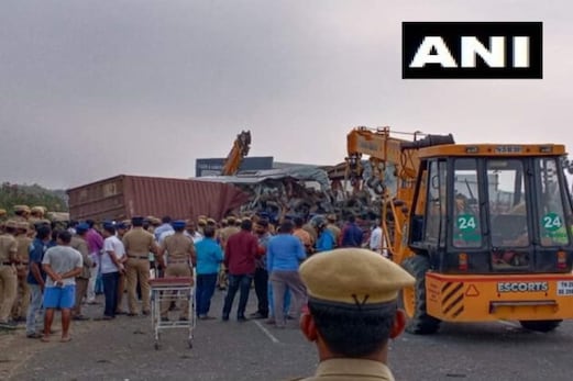 تملناڈو میں بڑا حادثہ: بس اور لاری میں بھیانک ٹکر، 20 کی موت اور 24 زخمی تملناڈو میں بڑا حادثہ: بس اور لاری میں بھیانک ٹکر، 20 کی موت اور 24 زخمی