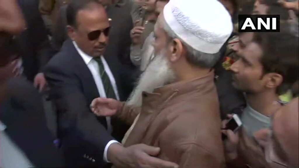 راجدھانی دہلی میں صورتحال پر قابو پانے کا کام قومی سلامتی کے مشیر اجیت ڈوبھال کو دیا گیا ہے۔ ڈوبھال نے مخلوط آبادی والے علاقے میں جاکر مقامی لوگوں سے ملاقات کی۔ انہوں نے کہا جو کچھ ہوا وہ ہوا۔ انشااللہ، جلد ہی امن پیدا ہوگا۔ انہوں نے دہلی پولیس کمشنر امولیا پٹنائک اور نئے مقرر کردہ اسپیشل کمشنر ایس این سریواستو کے ساتھ کئی مرتبہ میٹنگ بھی کی۔(تصویر:ٹویٹر اے این آئی)