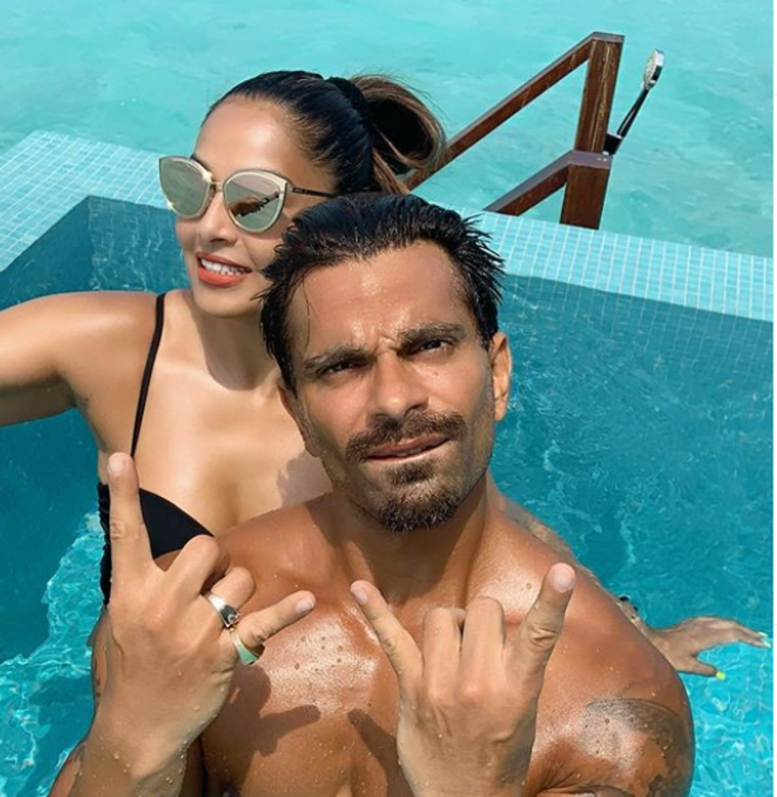 بالی ووڈ اداکارہ بپاشا باسو ( Bipasha Basu ) اپنے شوہر کرن سنگھ گروور کے ساتھ ۔ تصویر : انسٹاگرام ۔ بالی ووڈ اداکارہ بپاشا باسو ( Bipasha Basu ) اپنے شوہر کرن سنگھ گروور کے ساتھ ۔ تصویر : انسٹاگرام ۔