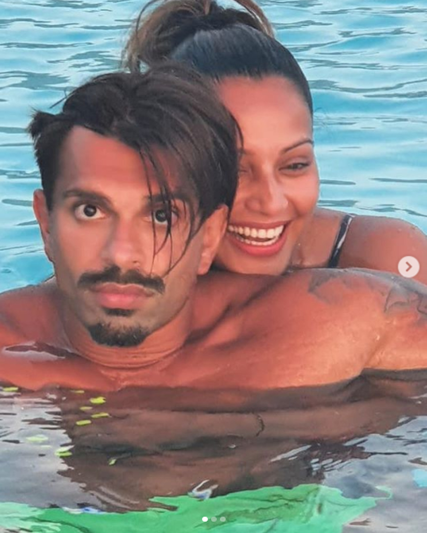 بالی ووڈ اداکارہ بپاشا باسو ( Bipasha Basu ) اپنے شوہر کرن سنگھ گروور کے ساتھ ۔ تصویر : انسٹاگرام ۔ بالی ووڈ اداکارہ بپاشا باسو ( Bipasha Basu ) اپنے شوہر کرن سنگھ گروور کے ساتھ ۔ تصویر : انسٹاگرام ۔