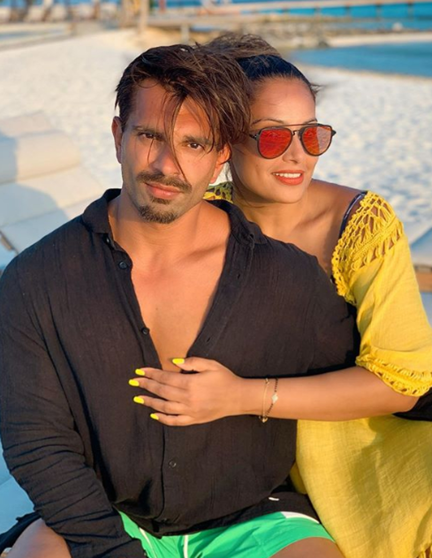 بالی ووڈ اداکارہ بپاشا باسو ( Bipasha Basu ) اپنے شوہر کرن سنگھ گروور کے ساتھ ۔ تصویر : انسٹاگرام ۔