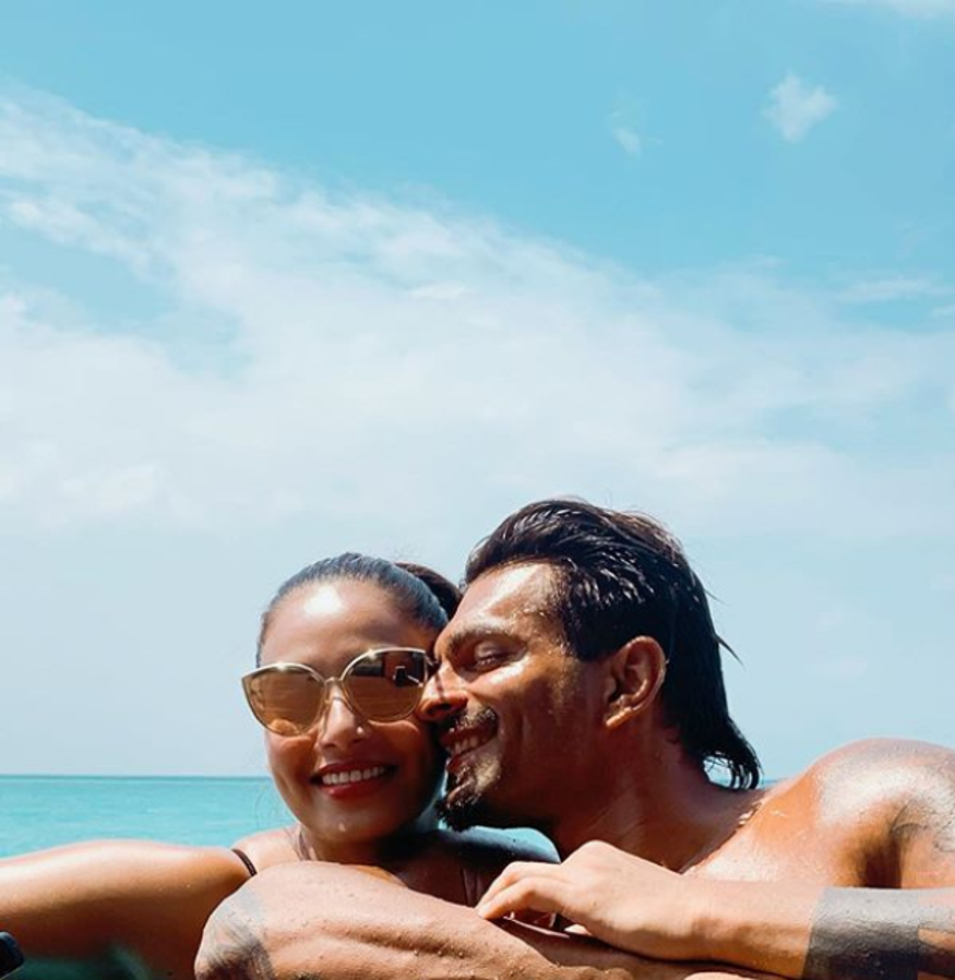 بالی ووڈ اداکارہ بپاشا باسو ( Bipasha Basu ) اپنے شوہر کرن سنگھ گروور کے ساتھ ۔ تصویر : انسٹاگرام ۔ بالی ووڈ اداکارہ بپاشا باسو ( Bipasha Basu ) اپنے شوہر کرن سنگھ گروور کے ساتھ ۔ تصویر : انسٹاگرام ۔