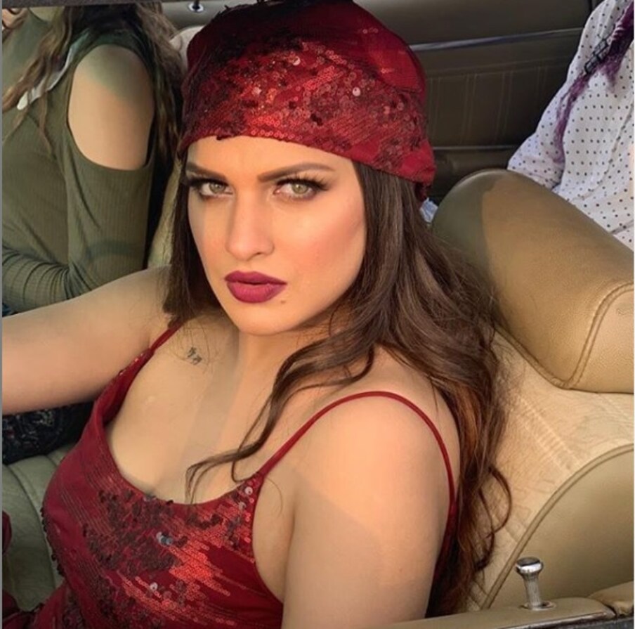  وکاس کے ہمانشی کے اوپر گرنے سے انہیں چوٹ لگ جاتی ہے اور ہمانشی بیہوش ہوجاتی ہیں۔ ہمانشی کے بیہوش ہونے پر ٹاسک کو بیچ میں ہی روک دیا جاتا ہے۔