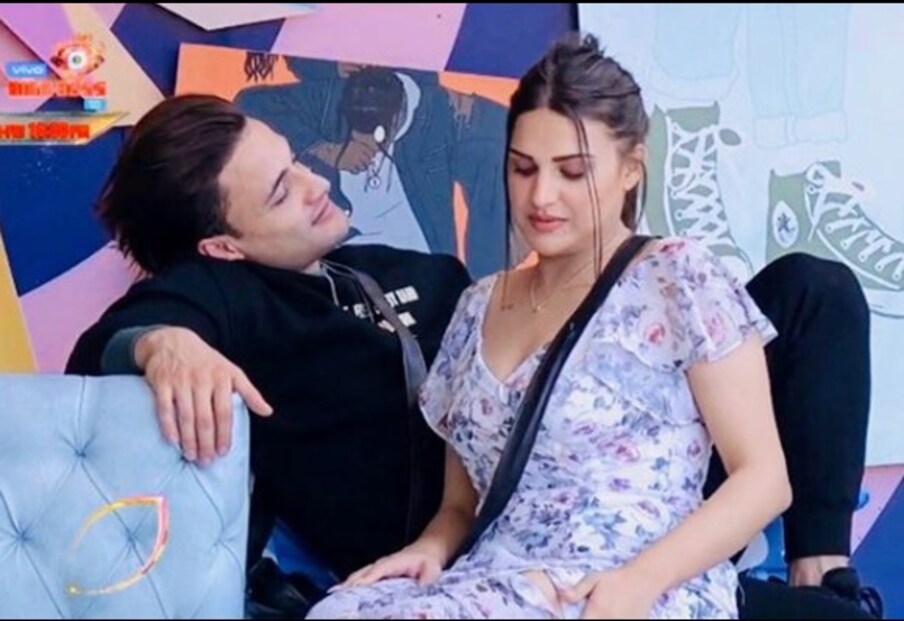  بتادیں کہ عاصم ریاض نے نیشنل ٹیلی ویژن پر ہمانشی کو شادی کیلئے پرپوز کیا ہے۔
