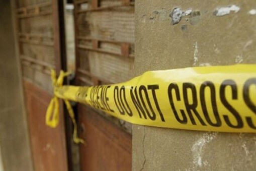 راجدھانی دہلی کے نیو اشوک نگر میں ہارر کلنگ (Horror Killing) کا ایک معاملہ سامنے آیا ہے جس میں 25 سالہ لڑکی کی گلا گھونٹ کر قتل (Murder) کردیا گیا۔ اس معاملے میں گھر والوں کے 6 لوگوں کو گرفتار کرلیا گیا ہے۔