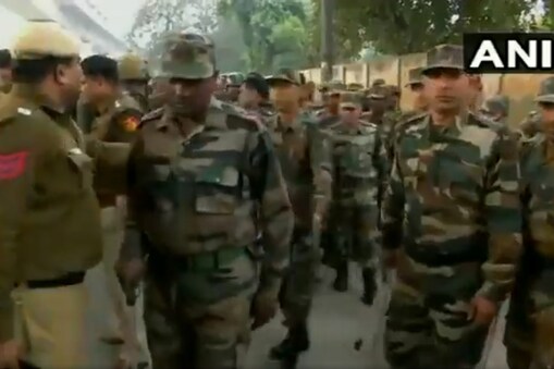 تقریبا 1.04 منٹ کے اس ویڈیو میں واضح طور پر دیکھا جا سکتا ہے کہ دہلی پولیس کے جوان مبینہ طور پر ہندوستانی فوج جیسی وردی پہن کر جعفرآباد میٹرو اسٹیشن پر نظر آ رہے ہیں۔