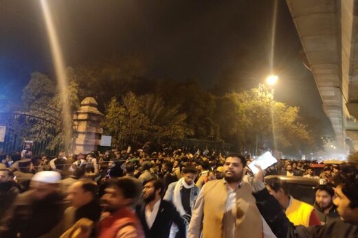 دہلی: جامعہ ملیہ کے قریب ایک بار پھر فائرنگ، پولیس اسٹیشن کے سامنے طلباء کا احتجاج دہلی: جامعہ ملیہ کے قریب ایک بار پھر فائرنگ، پولیس اسٹیشن کے سامنے طلباء کا احتجاج