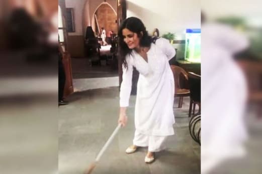 دہلی میںAAPکی جیت: کیجریوال زندہ باد کے نعروں پر کٹرینہ کیف کے جھاڑو لگانے کا سچ جانیں یہاں دہلی میںAAPکی جیت: کیجریوال زندہ باد کے نعروں پر کٹرینہ کیف کے جھاڑو لگانے کا سچ جانیں یہاں