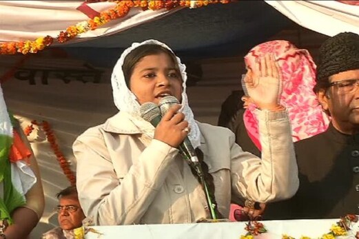 لکھنئو: سی اے اے مخالف احتجاج میں پہنچے شاعروں کو چھوڑنا پڑا اسٹیج، نہیں ملا اپنی بات کہنے کا حق لکھنئو: سی اے اے مخالف احتجاج میں پہنچے شاعروں کو چھوڑنا پڑا اسٹیج، نہیں ملا اپنی بات کہنے کا حق