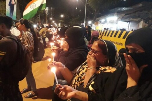 ممبئی کے شایین باغ میں شمع برداراحتجاج : ہزاروں شمع بردار خواتین مظاہرین نے دہلی تشدد کی مذمت کی ممبئی کے شایین باغ میں شمع برداراحتجاج : ہزاروں شمع بردار خواتین مظاہرین نے دہلی تشدد کی مذمت کی