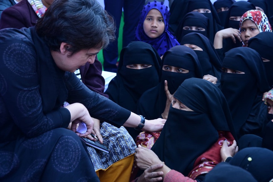 <br />اعظم گڑھ کے قصبہ بلریا گنج میں شہریت(ترمیمی)قانون کے خلاف احتجاج کرنے والی خواتین پر پولیس کی بربریت کے بعد بدھ کو متأثرین سے ملنے بلریا گنج پہنچیں کانگریس جنرل سکریٹری پرینکا گاندھی واڈرا نے کہا کہ کانگریس سی اے اے مخالف احتجاج اور تحریک کاروں کی حمایت جاری رکھے گی۔ <br />اعظم گڑھ کے قصبہ بلریا گنج میں شہریت(ترمیمی)قانون کے خلاف احتجاج کرنے والی خواتین پر پولیس کی بربریت کے بعد بدھ کو متأثرین سے ملنے بلریا گنج پہنچیں کانگریس جنرل سکریٹری پرینکا گاندھی واڈرا نے کہا کہ کانگریس سی اے اے مخالف احتجاج اور تحریک کاروں کی حمایت جاری رکھے گی۔