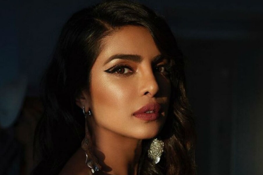  اس کے ساتھ ہی پرینکا نے اس ڈریس کے ساتھ ایک ساتھ میں چھوٹا سا کلچ پرس کیری کیا ہے اور ہاتھ میں 2 انگوٹھی کیری کی ہیں۔