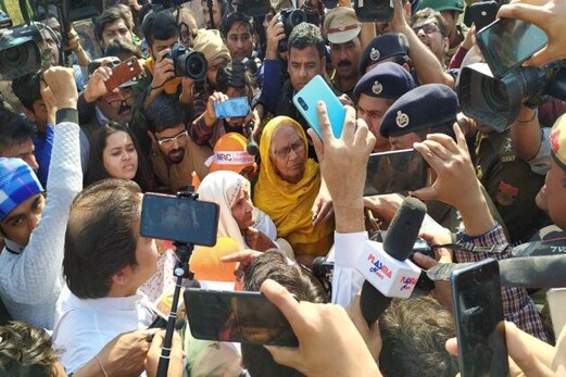 امت شاہ سے ملاقات معاملہ: دہلی پولیس کے ذریعہ روکے جانے کے بعد شاہین باغ کے مظاہرین نے اب کیا یہ مطالبہ امت شاہ سے ملاقات معاملہ: دہلی پولیس کے ذریعہ روکے جانے کے بعد شاہین باغ کے مظاہرین نے اب کیا یہ مطالبہ