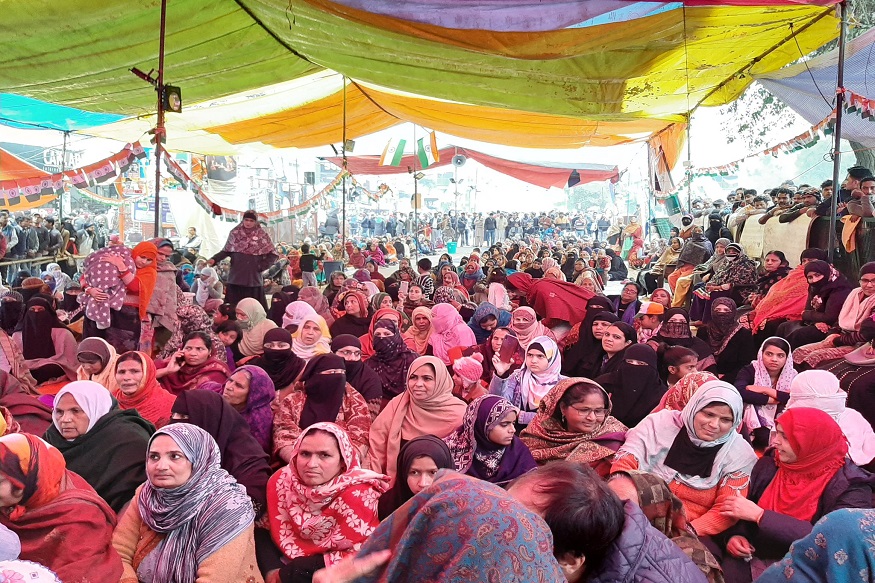 ایک مظاہرہ کرنے والی خاتون نے کہا کہ حقیقت میں ابھی تک ہمارے پاس کوئی بھی شہریت قانون کی مخالفت کو لے کر بات کرنے نہیں آیا ہے۔ متعدد بار حکومت کی طرف سے بات کرنے کو کہا گیا ہے لیکن ابھی تک کوئی نہیں آیا۔ ایک مظاہرہ کرنے والی خاتون نے کہا کہ حقیقت میں ابھی تک ہمارے پاس کوئی بھی شہریت قانون کی مخالفت کو لے کر بات کرنے نہیں آیا ہے۔ متعدد بار حکومت کی طرف سے بات کرنے کو کہا گیا ہے لیکن ابھی تک کوئی نہیں آیا۔