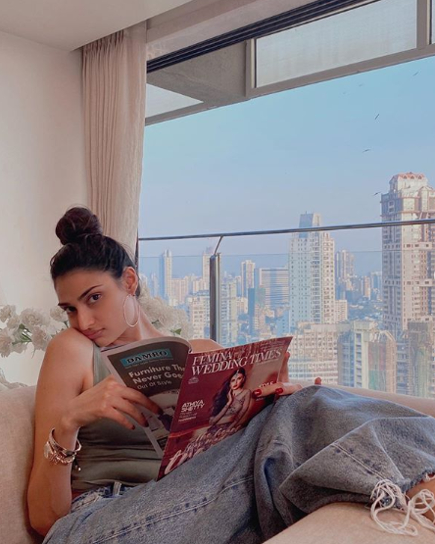 وہیں کچھ لوگ ان سے بستر سے اٹنے کیلئے کہہ رہے ہیں ۔ فینس کو اتھیا کی یہ تصویر کافی پسند آرہی ہے ، جس کی وجہ سے وہ مسلسل اس پر تبصرے کررہے ہیں ۔ تصویر : انسٹاگرام ۔ وہیں کچھ لوگ ان سے بستر سے اٹنے کیلئے کہہ رہے ہیں ۔ فینس کو اتھیا کی یہ تصویر کافی پسند آرہی ہے ، جس کی وجہ سے وہ مسلسل اس پر تبصرے کررہے ہیں ۔ تصویر : انسٹاگرام ۔