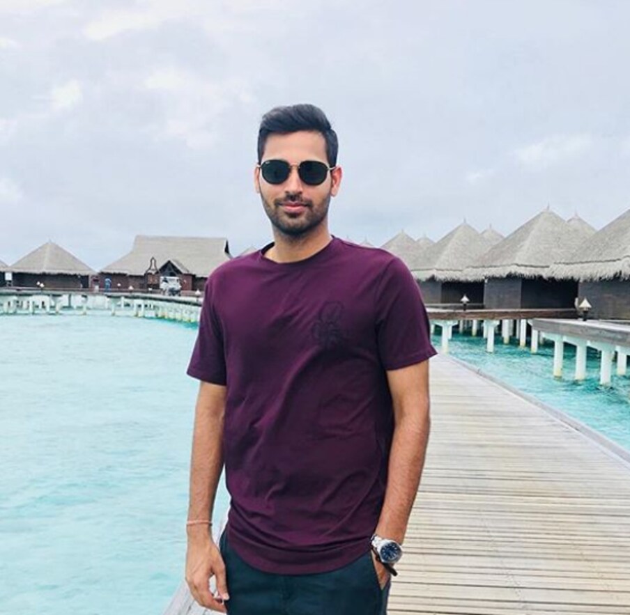  زیادہ تر ہندوستانی کھلاڑی سوشل میڈیا کے سبھی پلیٹ فارم پر ہیں ، مگر تیز گیند باز بھونیشور کمار ایسے کھلاڑی ہیں ، جنہوں نے فیس بک پر کافی وقت گزار ، مگر اس کو چھوڑ دیا ۔ اب بھونیشور کمار نے انکشاف کیا ہے کہ آخر انہوں نے کس وجہ سے فیس بک کا استعمال کرنا چھوڑدیا ۔ ( تصویر : بھونیشور کمار انسٹاگرام ) ۔