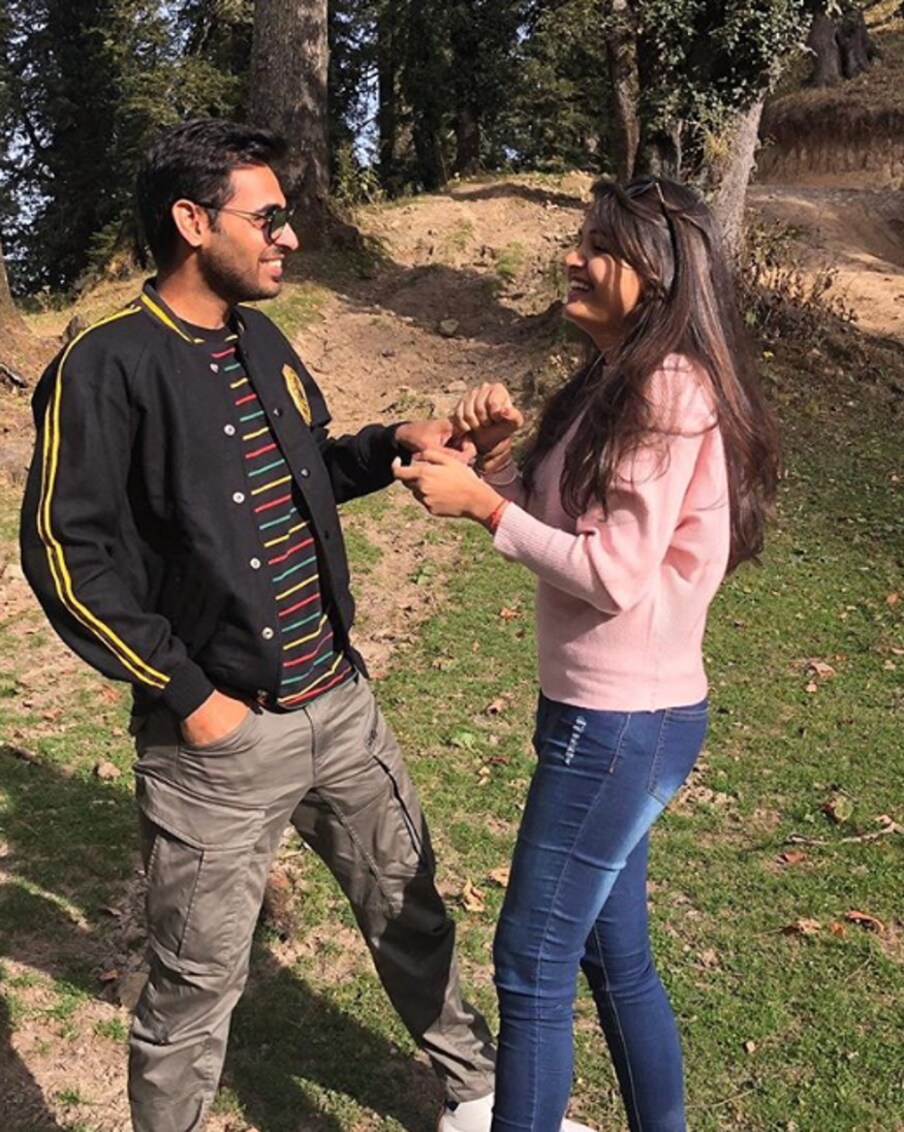  نوپور نے بتایا کہ انہیں کرکٹ کے بارے میں زیادہ جانکاری نہیں تھی ۔ بس انہیں بھونیشور کو بلے بازی کرتے دیکھنا پسند تھا ، کیونکہ جس چیز میں وہ اچھے نہیں ہیں ، اس میں بہتر کر رہے ہیں ، اس وجہ سے بھونیشور کمار جب بھی بلے بازی کیلئے کریز پر جانے کی تیاری کرتے تھے تو ان کے ذہن میں ہمیشہ یہی رہتا تھا کہ جلدی آوٹ نہیں ہونا ہے ، ورنہ بیوی مذاق بنائے گی ۔ ( تصویر : بھونیشور کمار انسٹاگرام ) ۔