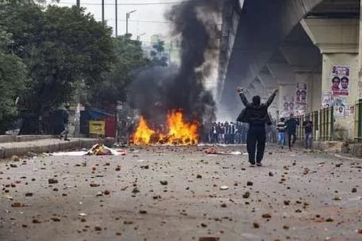 دہلی تشدد معاملہ میں ایک اور گرفتاری ، کرائم برانچ کے ہتھے چڑھا لوکیش سولنکی ، ساتھیوں کی تلاش تیز دہلی تشدد معاملہ میں ایک اور گرفتاری ، کرائم برانچ کے ہتھے چڑھا لوکیش سولنکی ، ساتھیوں کی تلاش تیز