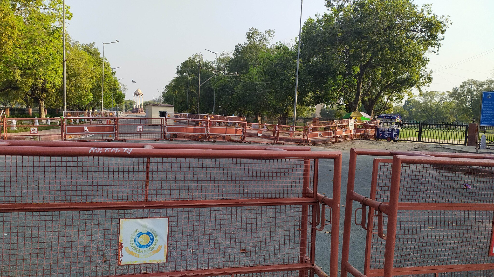کورونا وائرس کے سبب انڈیا گیٹ کو پوری طرح سے بند کردیا گیا ہے۔