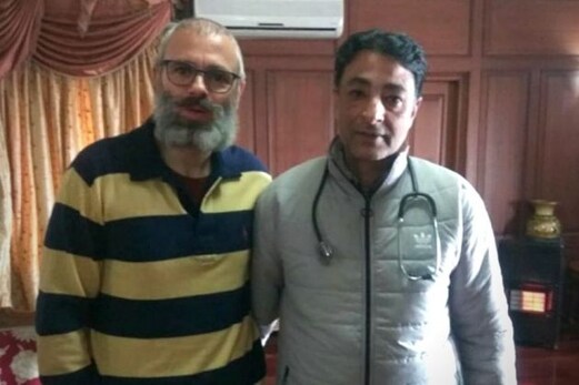 نیلی۔پیلی ٹی شرٹ میں بڑھی داڑھی کے ساتھ سامنے آئی عمر عبداللہ کی نئی تصویر، سوشل میڈیا پر وائرل نیلی۔پیلی ٹی شرٹ میں بڑھی داڑھی کے ساتھ سامنے آئی عمر عبداللہ کی نئی تصویر، سوشل میڈیا پر وائرل