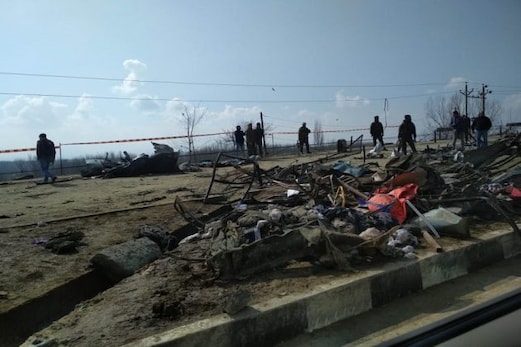پلوامہ دھماکہ : دہشت گردوں کو پناہ دینے کے الزام میں این آئی نے باپ اور بیٹی کو کیا گرفتار ، پوچھ گچھ جاری پلوامہ دھماکہ : دہشت گردوں کو پناہ دینے کے الزام میں این آئی نے باپ اور بیٹی کو کیا گرفتار ، پوچھ گچھ جاری