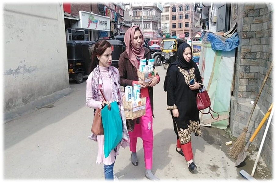  سری نگر:28سالہ عرفانہ زرگر نے ’ایوا سیفٹی ڈور‘نامی ایک مہم شروع کی ۔جس کے تحت وہ سری نگر کے اطراف واکناف میں واقع عوامی بیت الخلاء (ٖPublic Toilet) میں خواتین کے لئے ماہواری کے دوران حفظان صحت فراہم کرنے والی مصنوعات جیسے سینیٹری پیڈز رکھتی ہیں تاکہ حاجت مند خواتین وقت ضرورت ان کا استعمال کرسکیں۔(تصویر:ظہوربھٹ،سری نگر)۔