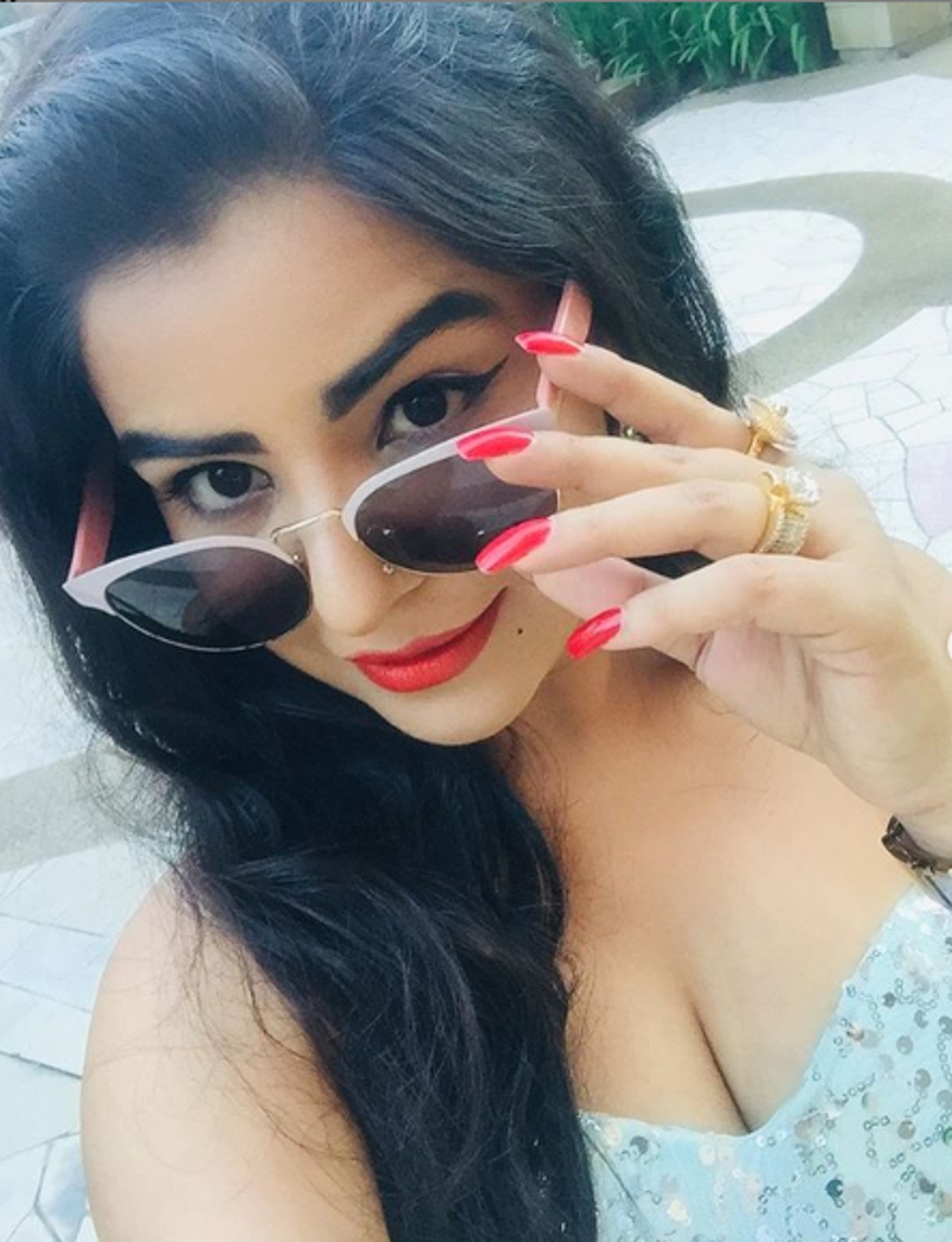 ملک میں نازک حالت کو دیکھتے ہوئے اداکارہ شیکھا ملہوترا نے اپنے پیشے میں آنے کا فیصلہ کیا ہے ، جس کے بعد ان کی ہر طرف تعریف ہورہی ہے ۔ تصویر : انسٹاگرام ۔ ملک میں نازک حالت کو دیکھتے ہوئے اداکارہ شیکھا ملہوترا نے اپنے پیشے میں آنے کا فیصلہ کیا ہے ، جس کے بعد ان کی ہر طرف تعریف ہورہی ہے ۔ تصویر : انسٹاگرام ۔