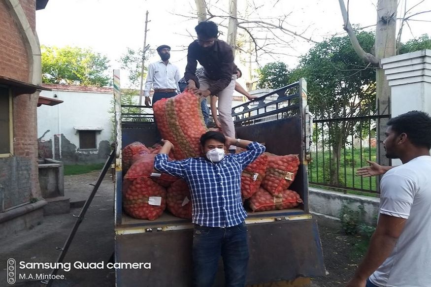 گاوں سے تھوک میں آلو لانے کے بعد پھر اس طرح ہاسٹل کی میس میں 5-5 کلو پیکٹ بنائے جارہے ہیں۔ کون کس گروپ سے تعلق رکھتا ہے یہ سوچے بغیر ہر ایک طالب علم اس کام میں مدد کر رہا ہے۔ گاوں سے تھوک میں آلو لانے کے بعد پھر اس طرح ہاسٹل کی میس میں 5-5 کلو پیکٹ بنائے جارہے ہیں۔ کون کس گروپ سے تعلق رکھتا ہے یہ سوچے بغیر ہر ایک طالب علم اس کام میں مدد کر رہا ہے۔