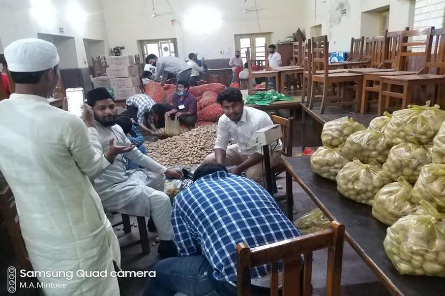 کورونا وائرس سے بچاؤ کے لئے ملک بھر میں لاک ڈاؤن کا اعلان کیا گیا ہے۔ ہندوستانی فوج سے لے کر ریلوے اور دیگر ادارے کسی بھی صورتحال سے نمٹنے کے لئے تیار ہیں یا خود تیاریوں میں مصروف ہیں۔ علی گڑھ مسلم یونیورسٹی (اے ایم یو) کے طلبا بھی اسی طرح کی تصویر پیش کررہے ہیں۔ کورونا وائرس سے بچاؤ کے لئے ملک بھر میں لاک ڈاؤن کا اعلان کیا گیا ہے۔ ہندوستانی فوج سے لے کر ریلوے اور دیگر ادارے کسی بھی صورتحال سے نمٹنے کے لئے تیار ہیں یا خود تیاریوں میں مصروف ہیں۔ علی گڑھ مسلم یونیورسٹی (اے ایم یو) کے طلبا بھی اسی طرح کی تصویر پیش کررہے ہیں۔