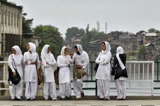 کشمیر: فور جی موبائل انٹرنیٹ سروس پر جاری پابندی طلبا کے مستقبل پر لٹکتی تلوار کشمیر: فور جی موبائل انٹرنیٹ سروس پر جاری پابندی طلبا کے مستقبل پر لٹکتی تلوار
