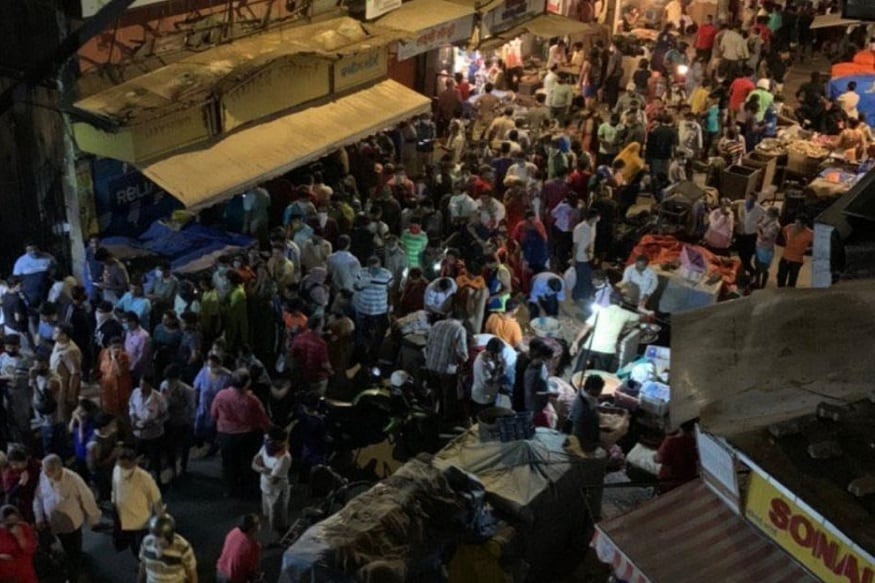  راشن کی دکانوں پر بھی چاول، دال اوردیگر گھریلو سامان لینے کیلئے لوگوں کی بھیڑ جمع رہی۔