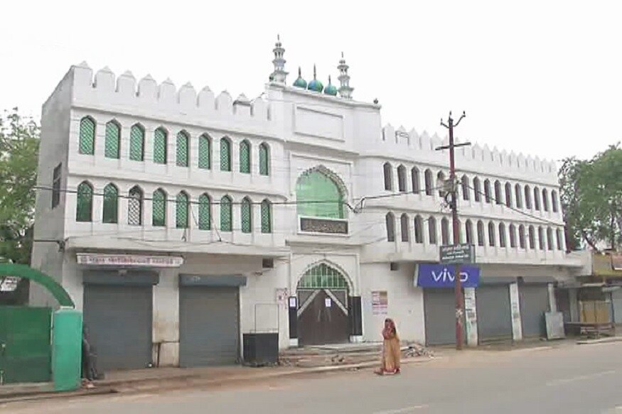 نواب ملک نے کہا کہ اگر مسجد اور مدرسوں میں مسلم کوارنٹائن میں رکھے جائیں گے تو انھیں زیادہ اطمینان اور سہولت ہوگی۔ فائل فوٹو