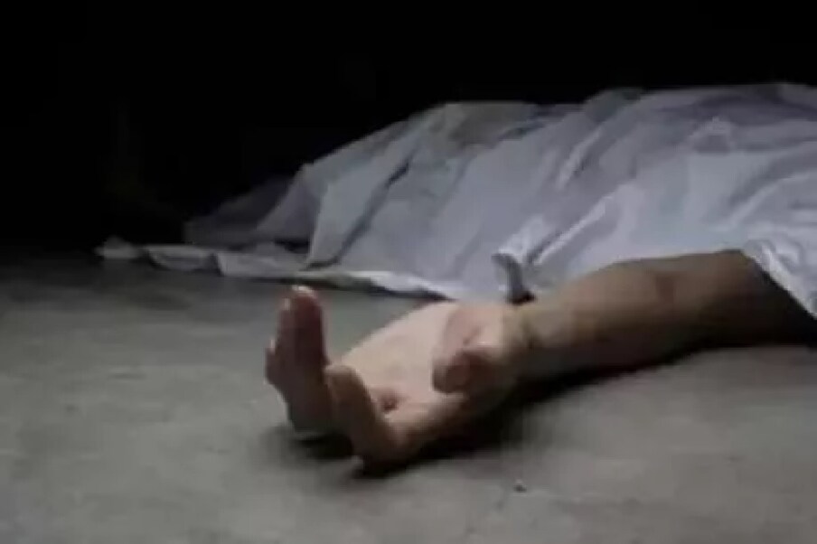  مہلوک خاتون نے ملزم سے مطالبہ کرنا شروع کردیا کہ مجھ سے شادی کرو اور مجھےڈیڑھ لاکھ روپے بھی چاہئے۔ اگر نہ دیا تو میں جھوٹی عصمت دری کا مقدمہ دائر کروں گی اور دونوں کے مابین پیسوں کے بارے میں جھگڑا ہوتا رہااتوار کو موقع دیکھ کر عاشق نے گرل فرینڈ کا گلا گھونٹ کر موت کے گھاٹ اتاردیا اور لاش کو دوسری جگہ رکھ دیا تاکہ کوئی پہچان نہ سکے اور خود ممبئی سے فرار ہو جائے۔'
