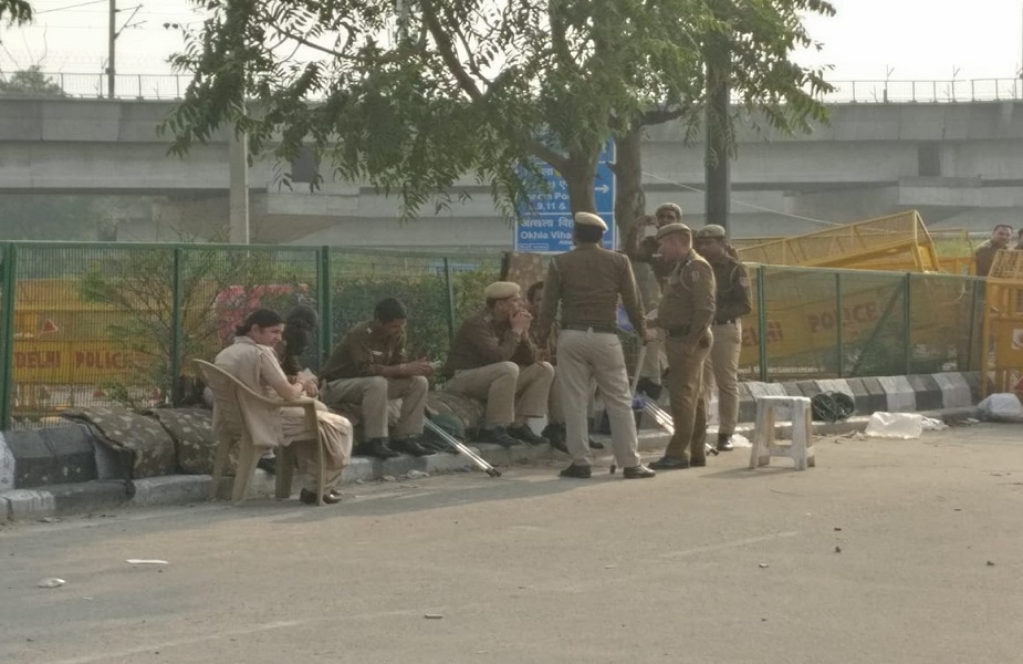 حالانکہ دھرنے کی جگہ سے ٹھیک پیچھے 100-100 میٹر کی دوری پر بیریکیڈ لگے ہوئے تھے اور پولیس پوری طرح مستعد نظر آرہی تھی ۔ اس کے 100 میٹر کی دوری پر ایک اور بیریکیڈ تھا جو ریڈلائٹ پر موجود تھا ۔ وہاں بھی کثیر تعداد میں سیکورٹی اہلکار موجود تھے ، لیکن کچھ لوگوں مسلسل اس جانب کھڑے ہوکر نگرانی کر رہے تھے ۔ حالانکہ دھرنے کی جگہ سے ٹھیک پیچھے 100-100 میٹر کی دوری پر بیریکیڈ لگے ہوئے تھے اور پولیس پوری طرح مستعد نظر آرہی تھی ۔ اس کے 100 میٹر کی دوری پر ایک اور بیریکیڈ تھا جو ریڈلائٹ پر موجود تھا ۔ وہاں بھی کثیر تعداد میں سیکورٹی اہلکار موجود تھے ، لیکن کچھ لوگوں مسلسل اس جانب کھڑے ہوکر نگرانی کر رہے تھے ۔