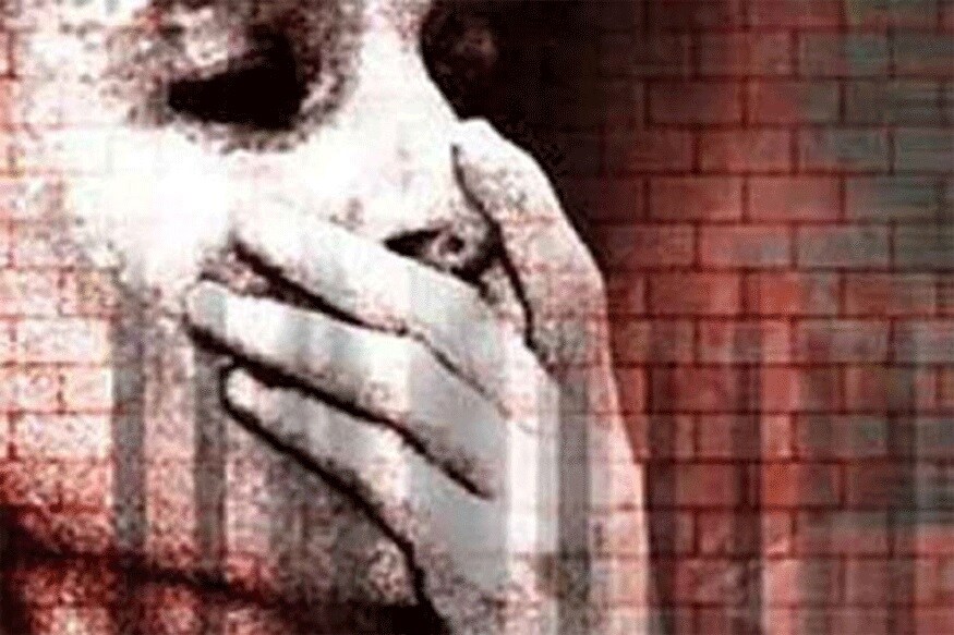 بریلی کے سی بی گنج علاقہ میں ایک بچی کے ساتھ اجتماعی عصمت دری کے معاملے میں دو افراد کو گرفتار کیا گیا ہے جبکہ ایک ملزم فرار ہے ۔