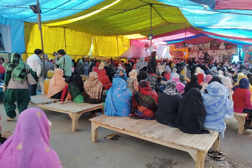 کورونا وائرس کے بڑھتے خطرے کے درمیان دہلی کے وزیر اعلیٰ اروند کیجریوال نے صاف کہہ دیا ہے کہ کہیں بھی اور کسی بھی حالت میں پچاس سے زیادہ لوگوں کو ایک ساتھ اکھٹا ہونے کی اجازت نہیں دی جائے گی، خواہ وہ احتجاج ہو یا کچھ اور۔ کورونا وائرس کے بڑھتے خطرے کے درمیان دہلی کے وزیر اعلیٰ اروند کیجریوال نے صاف کہہ دیا ہے کہ کہیں بھی اور کسی بھی حالت میں پچاس سے زیادہ لوگوں کو ایک ساتھ اکھٹا ہونے کی اجازت نہیں دی جائے گی، خواہ وہ احتجاج ہو یا کچھ اور۔