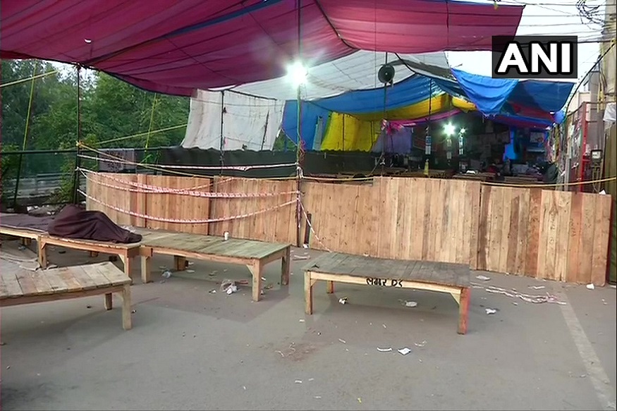 اتوار کے روز جنتا کرفیو کی وجہ سے صرف تین سے پانچ خواتین ہی موقع پر پہنچیں۔ باقیوں نے احتجاج کے مقام پر اپنے جوتے اور چپلیں رکھ کر احتجاج کیا۔ اتوار کے روز جنتا کرفیو کی وجہ سے صرف تین سے پانچ خواتین ہی موقع پر پہنچیں۔ باقیوں نے احتجاج کے مقام پر اپنے جوتے اور چپلیں رکھ کر احتجاج کیا۔