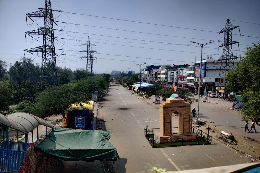 بتا دیں کہ شاہین باغ میں خواتین پندرہ دسمبر 2019 سے سی اے اے اور این آر سی کے خلاف احتجاج کر رہی ہیں۔ بیچ سڑک پر خیمہ لگا کر دھرنا دینے کی وجہ سے آمد ورفت مہینوں سے بند ہے۔ بتا دیں کہ شاہین باغ میں خواتین پندرہ دسمبر 2019 سے سی اے اے اور این آر سی کے خلاف احتجاج کر رہی ہیں۔ بیچ سڑک پر خیمہ لگا کر دھرنا دینے کی وجہ سے آمد ورفت مہینوں سے بند ہے۔