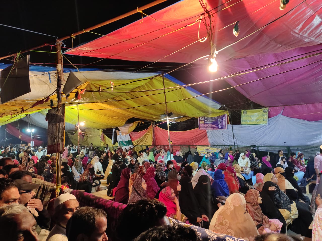 شہریت ترمیمی قانون کے خلاف دہلی کے شاہین باغ میں تقریبا ڈھائی ماہ سے خواتین کا احتجاجی دھرنا جاری ہے ۔ خواتین کا مطالبہ ہے کہ سی اے اے کو فوری طور پر واپس لیا جائے ۔ شہریت ترمیمی قانون کے خلاف دہلی کے شاہین باغ میں تقریبا ڈھائی ماہ سے خواتین کا احتجاجی دھرنا جاری ہے ۔ خواتین کا مطالبہ ہے کہ سی اے اے کو فوری طور پر واپس لیا جائے ۔