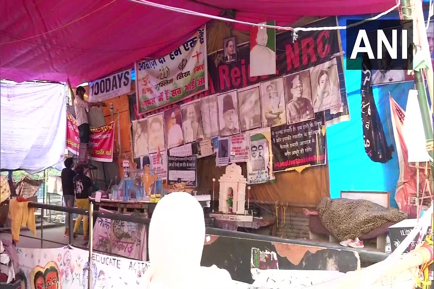 نئی دہلی۔ شاہین باغ میں جاری احتجاجی مظاہرہ کو کورونا وائرس پھیلنے کی وجہ سے بند کرنے کے لئے دائر درخواست کی سماعت پیر کو سپریم کورٹ میں ہوگی۔ شہریت ترمیمی قانون (سی اے اے) اور این آر سی کے خلاف خواتین شاہین باغ میں تین ماہ سے زیادہ عرصے سے احتجاج کر رہی ہیں۔ نئی دہلی۔ شاہین باغ میں جاری احتجاجی مظاہرہ کو کورونا وائرس پھیلنے کی وجہ سے بند کرنے کے لئے دائر درخواست کی سماعت پیر کو سپریم کورٹ میں ہوگی۔ شہریت ترمیمی قانون (سی اے اے) اور این آر سی کے خلاف خواتین شاہین باغ میں تین ماہ سے زیادہ عرصے سے احتجاج کر رہی ہیں۔