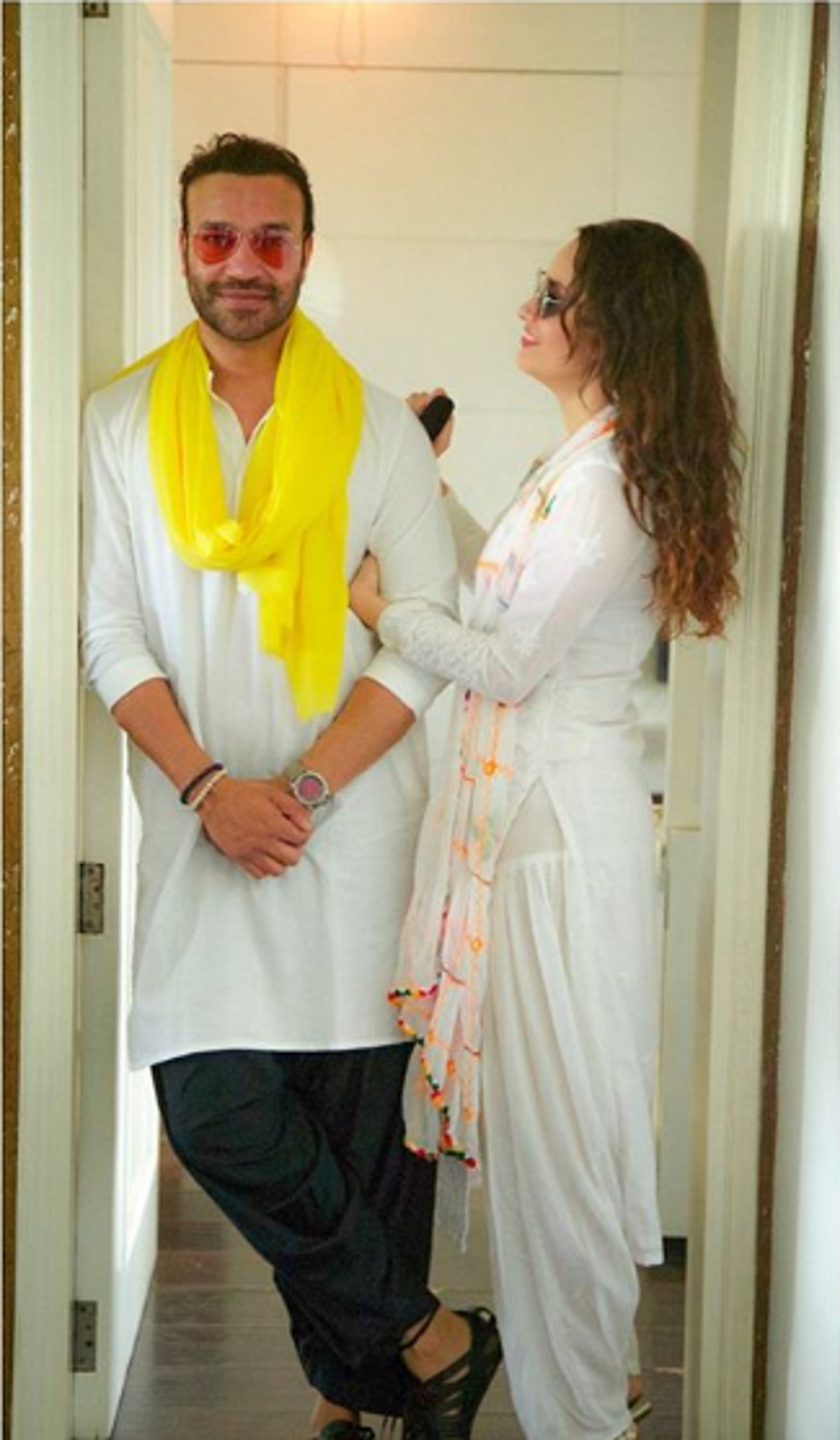 کورونا کی وجہ سے ان دنوں ملک بھر میں اکیس دنوں کا لاک ڈاون ہے ، جس کی وجہ سے لوگ اپنے اپنے گھروں میں ہی رہ رہے ہیں اور ضرورت پڑنے پر ہی باہر نکل رہے ہیں ۔ اس درمیان منی کرنیکا کے ذریعہ بالی ووڈ میں قدم رکھنے والی ٹی وی کی مشہور اداکارہ انکتا لوکھنڈے بھی بالی ووڈ کی دیگر اسٹارس کی طرح کورونا کی وجہ سے آئیسولیشن میں ہیں اور ایسے میں انکتا نے اپنے انسٹاگرام پر ایک تصویر شیئر کی ہے ، جس میں ان کے کیپشن نے ہر کسی کی توجہ اپنی طرف کھینچ لی ہے ۔ تصویر : انسٹاگرام ۔ کورونا کی وجہ سے ان دنوں ملک بھر میں اکیس دنوں کا لاک ڈاون ہے ، جس کی وجہ سے لوگ اپنے اپنے گھروں میں ہی رہ رہے ہیں اور ضرورت پڑنے پر ہی باہر نکل رہے ہیں ۔ اس درمیان منی کرنیکا کے ذریعہ بالی ووڈ میں قدم رکھنے والی ٹی وی کی مشہور اداکارہ انکتا لوکھنڈے بھی بالی ووڈ کی دیگر اسٹارس کی طرح کورونا کی وجہ سے آئیسولیشن میں ہیں اور ایسے میں انکتا نے اپنے انسٹاگرام پر ایک تصویر شیئر کی ہے ، جس میں ان کے کیپشن نے ہر کسی کی توجہ اپنی طرف کھینچ لی ہے ۔ تصویر : انسٹاگرام ۔