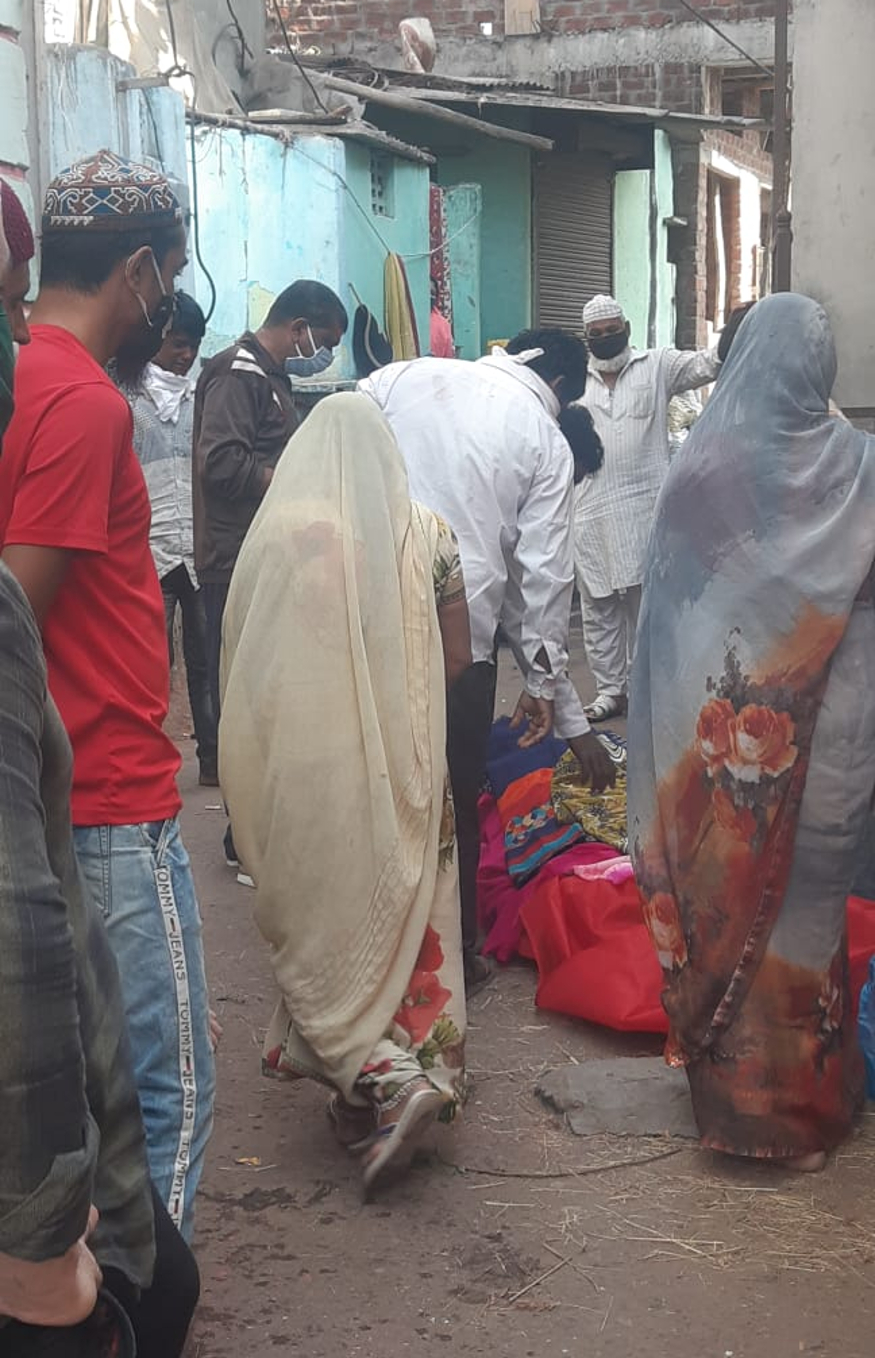 اندور کے مسلم نوجوانوں نے درگا کی آخری رسومات ادا کرکے محبتوں کے مہاساگر کو بنانے کا کام کیا ہے ۔ تصاویر : نیوز 18 اردو /ڈاکٹر مہتاب عالم ۔ اندور کے مسلم نوجوانوں نے درگا کی آخری رسومات ادا کرکے محبتوں کے مہاساگر کو بنانے کا کام کیا ہے ۔ تصاویر : نیوز 18 اردو /ڈاکٹر مہتاب عالم ۔