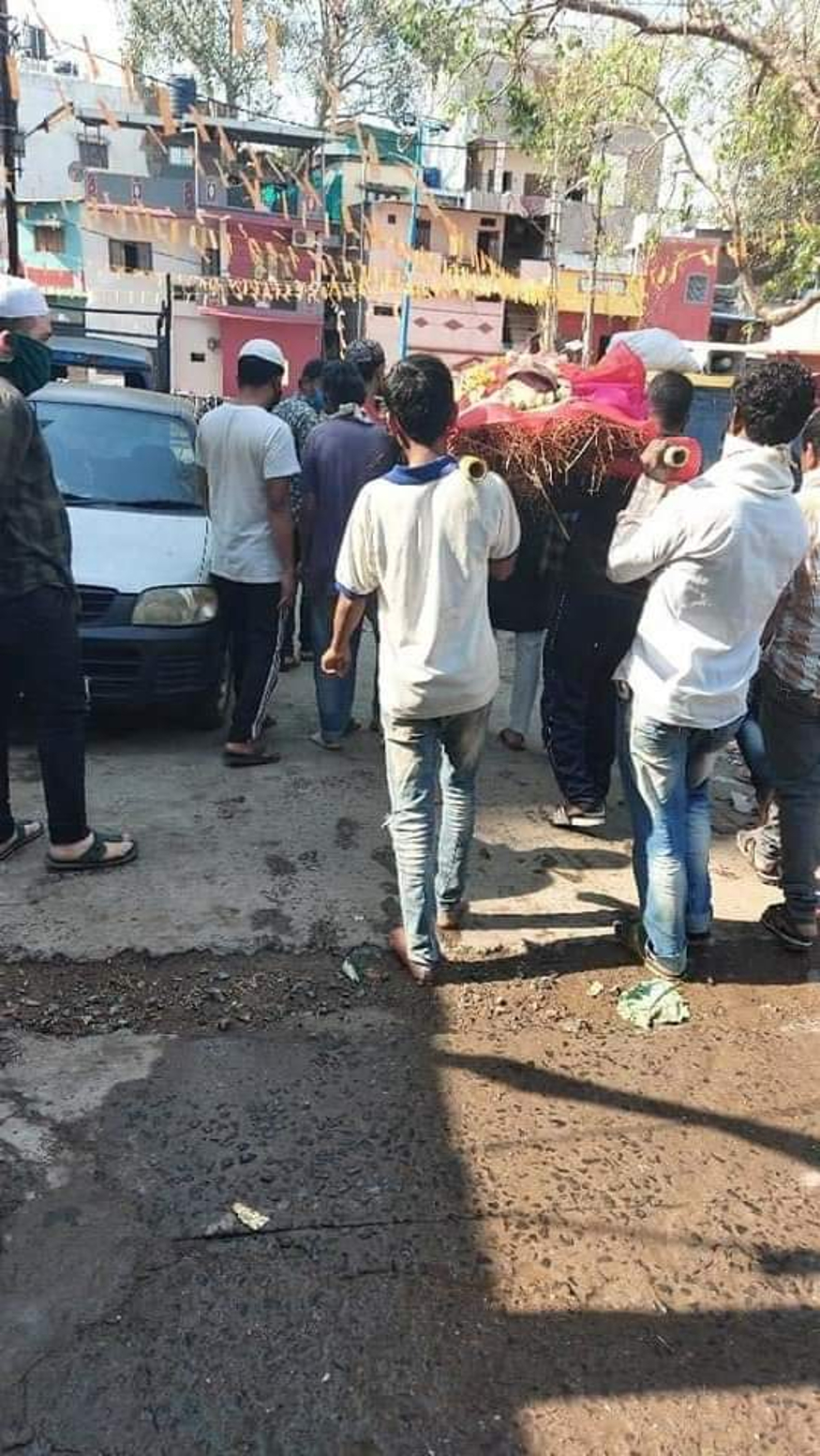 کورونا وائرس کے بڑھتے خطرات کے بیچ لاک ڈاؤن کی مشکلات تو اپنی جگہ ہیں ۔ لاک ڈاؤن کی مشکلات میں عام انسان تو متاثر ہے ہی صاحب ثروت لوگ بھی اس کے خوف سے باہر نکلنے سے قاصر ہیں ۔ کورونا وائرس کے بڑھتے خطرات کے بیچ لاک ڈاؤن کی مشکلات تو اپنی جگہ ہیں ۔ لاک ڈاؤن کی مشکلات میں عام انسان تو متاثر ہے ہی صاحب ثروت لوگ بھی اس کے خوف سے باہر نکلنے سے قاصر ہیں ۔